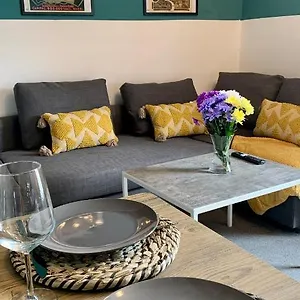In Centre, 4 Guests, Car Park Apartment Doncaster